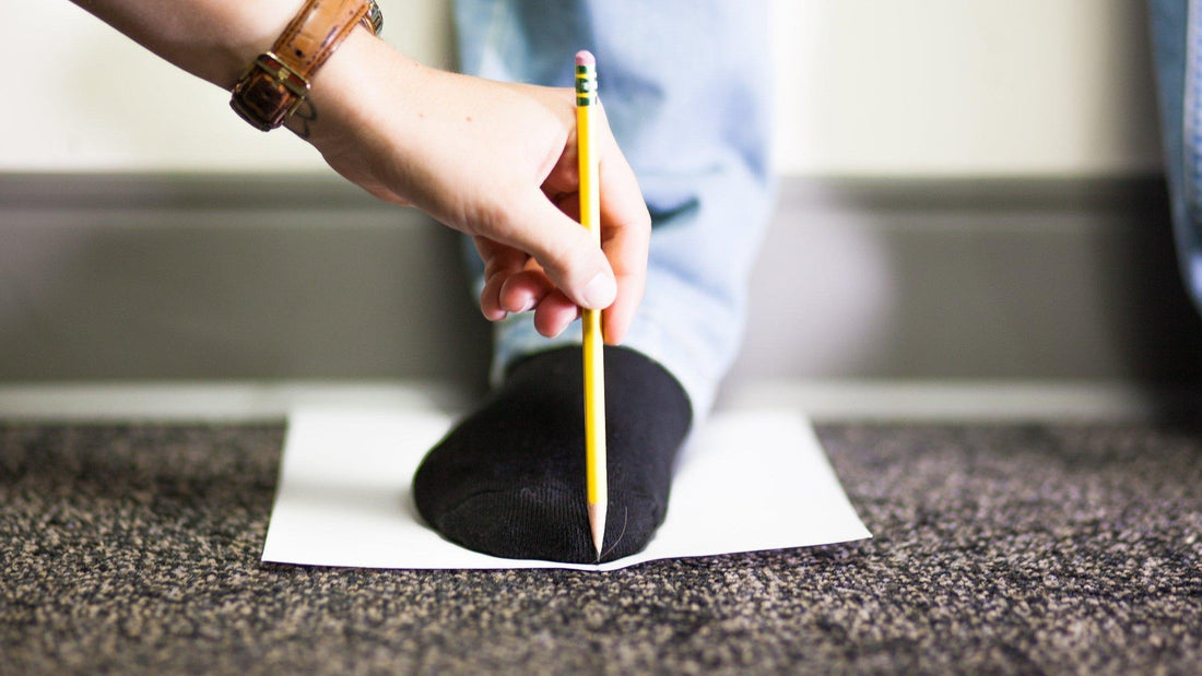 HOW TO MEASURE YOUR FOOT SIZE AT HOME (THE EASY WAY)